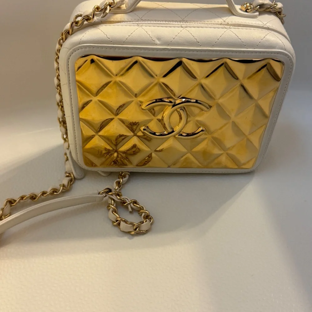 Chanel Golden Plate Vanity Case White Lambskin Gold Hardware - Picture 2 of 6